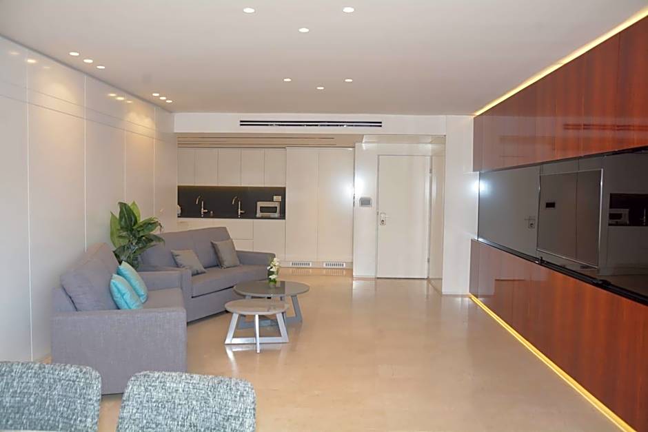 Renovated 3 Bedroom - Residence with Pool next the Beach