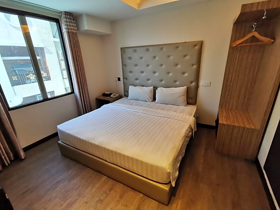 Ease Hotel