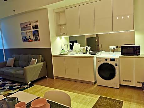 REVO at AURORA PLACE, Pavilion 2, 5 Minutes To AXIATA ARENA BUKIT JALIL FREE WIFI by De Harlequins Guesthouse