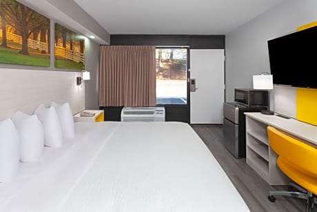King Room with Roll-in Shower - Mobility Access/Non-Smoking