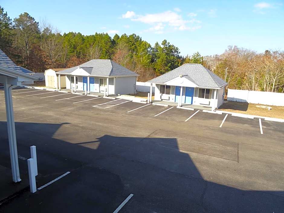 Village Inn & Suites - Smithville
