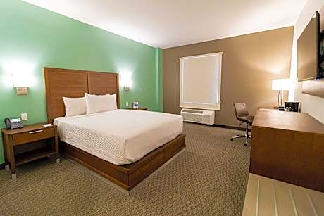 Queen Room - Non Smoking/Interior Hall