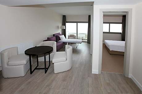 Deluxe Family Suite with Sea View (2 Adults + 2 Children)