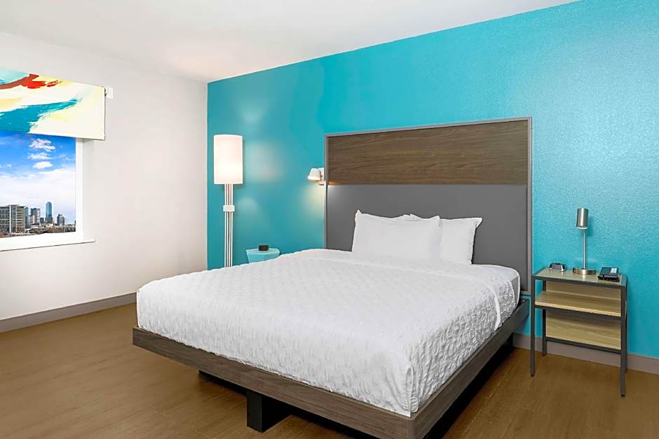 Photo 1 of 5 of 1 King Bed, Hearing/Mobility Accessible, Roll in Shower