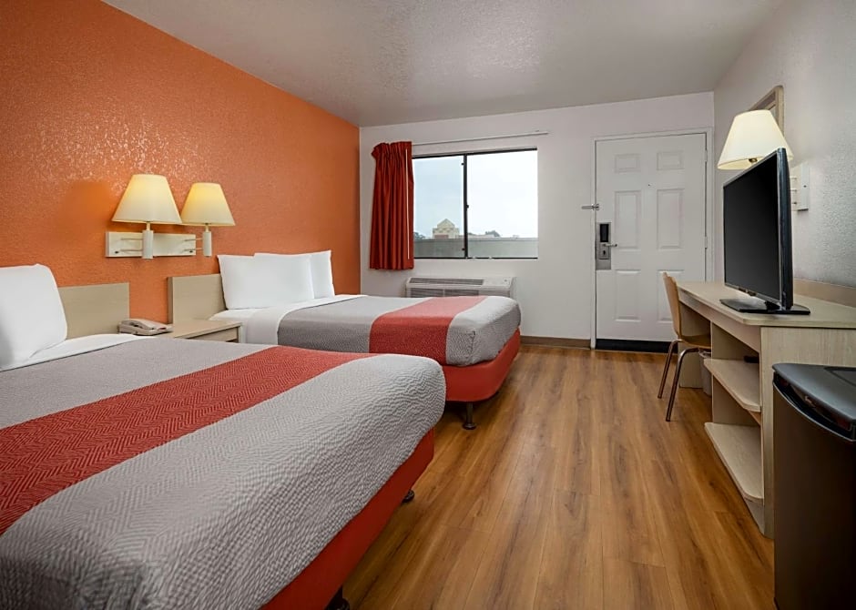 Motel 6-Buena Park, CA - Knotts Berry Farm - Disneyland