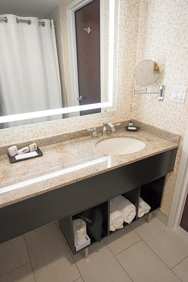 Crowne Plaza Edison, an IHG Hotel