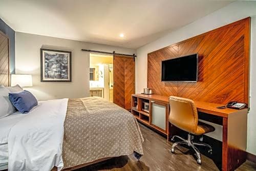 818 Hotel + Pool, Ascend Hotel Collection – Woodland Hills, CA