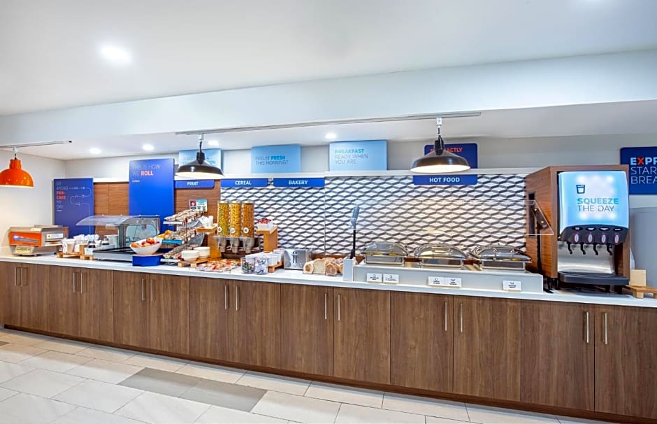 Holiday Inn Express Hotel & Suites Birmingham - Inverness 280 By IHG