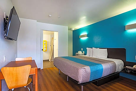 1 King Bed | Mob Acc RI Shwr Nsmk Micfridg