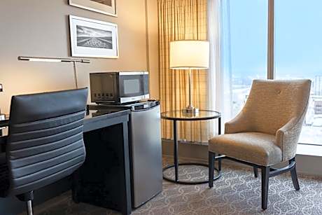 King Room with Roll-In Shower - Mobility Access