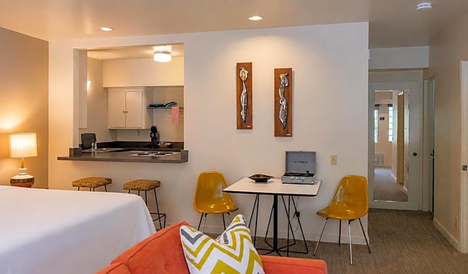The Hideaway - 21 and Over - A Town & Desert Boutique Hotel