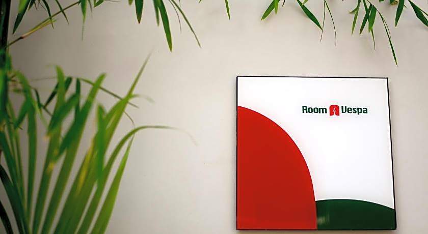 Room & Vespa Suite 1