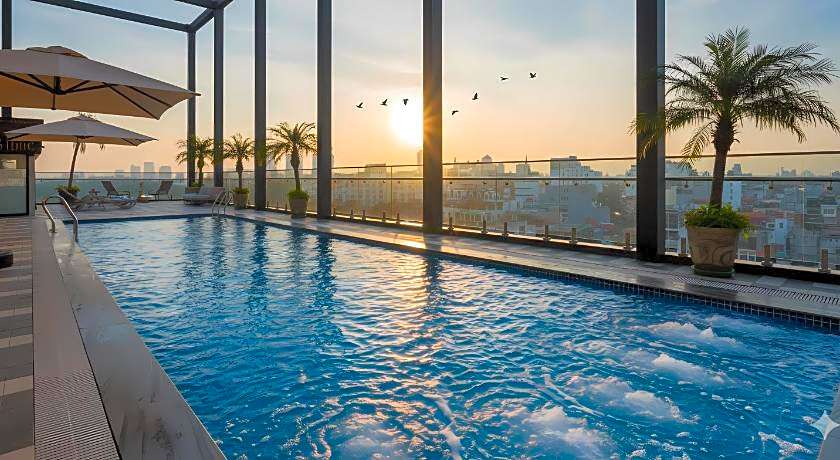 May De Ville Lakeside Hotel