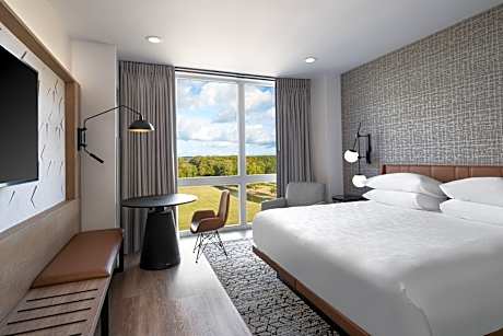 Separate Living Area, Club level, 1 Bedroom 2 room Suite, 1 King, Courtyard view
