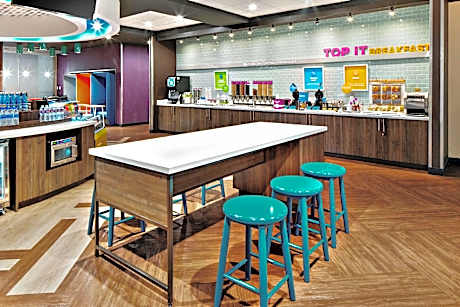 King Room with Bath Tub - Mobility and Hearing Access