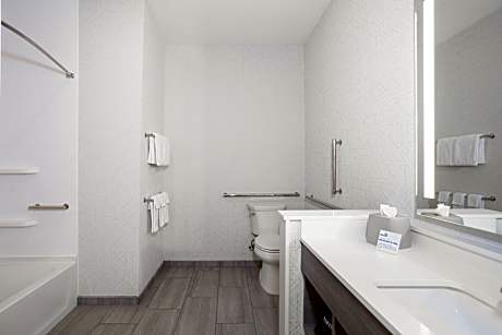 2 Queen Suite Mobility Accessible Tub