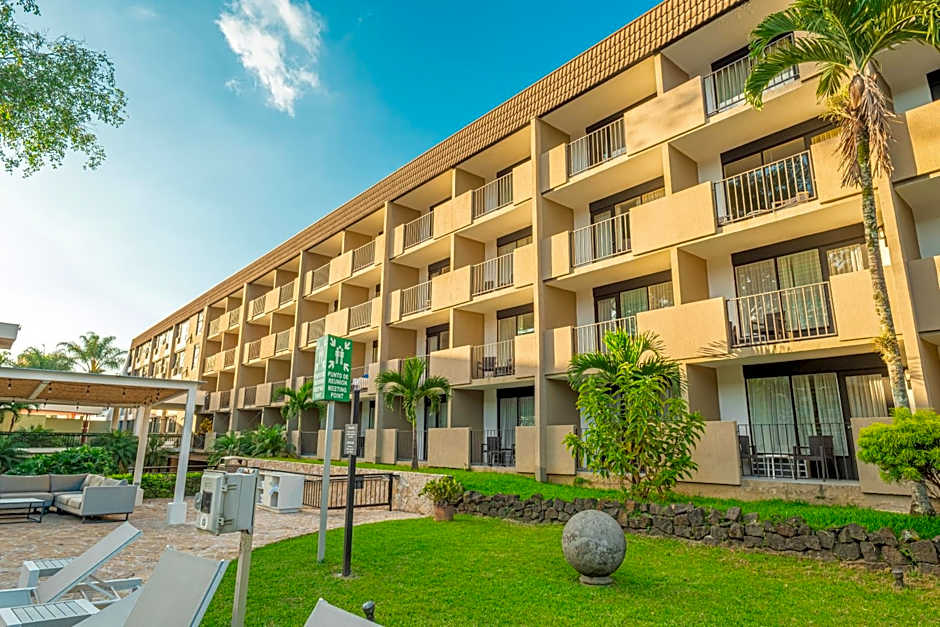 Irazu Hotel & Studios