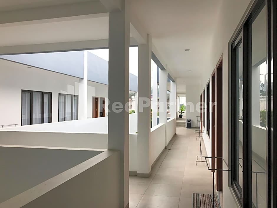 Hotel D88 Mitra RedDoorz near Santera Flower Garden