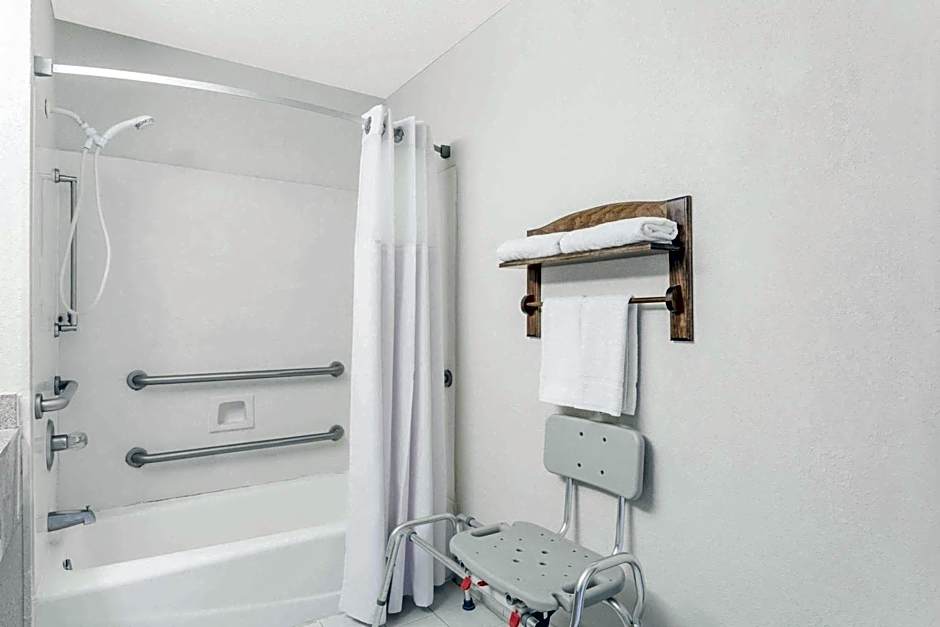 Brentwood Inn & Suites