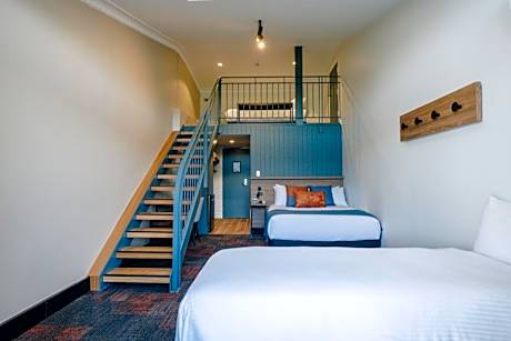 Superior Lakeview Queen Quad