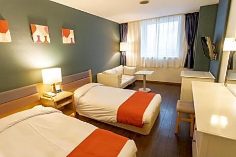 Standard Twin Room for 3 People - Non-Smoking