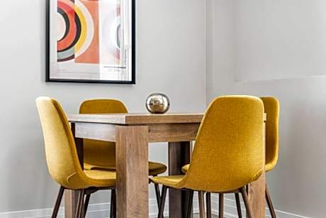 Chic Mid-Century Flat Downtown