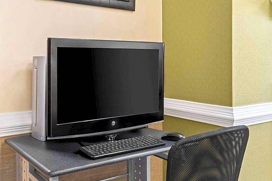 Quality Inn Fayetteville Near Historic Downtown Square