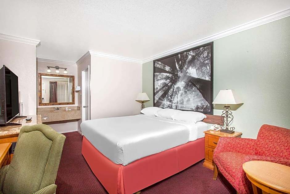 Upper Lake Inn & Suites