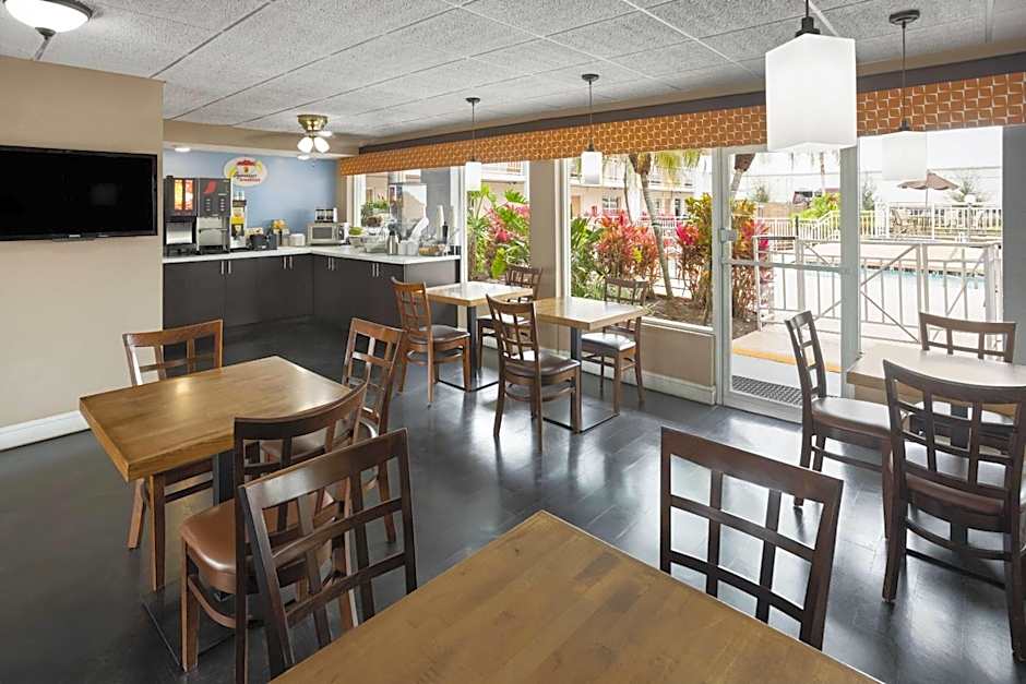 Super 8 by Wyndham Ellenton Bradenton Area