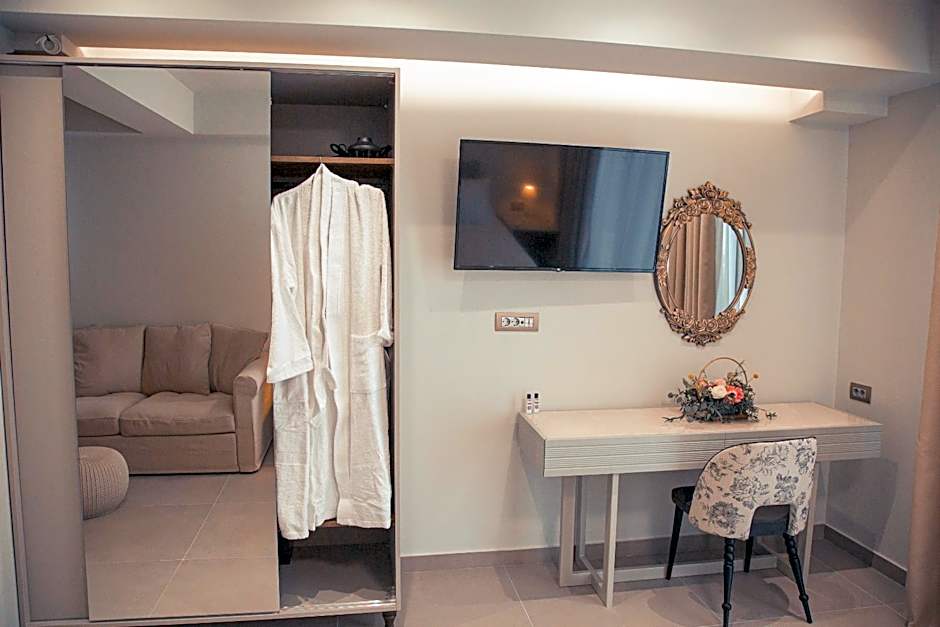 IO Luxury Pool & Hot Tub Suites