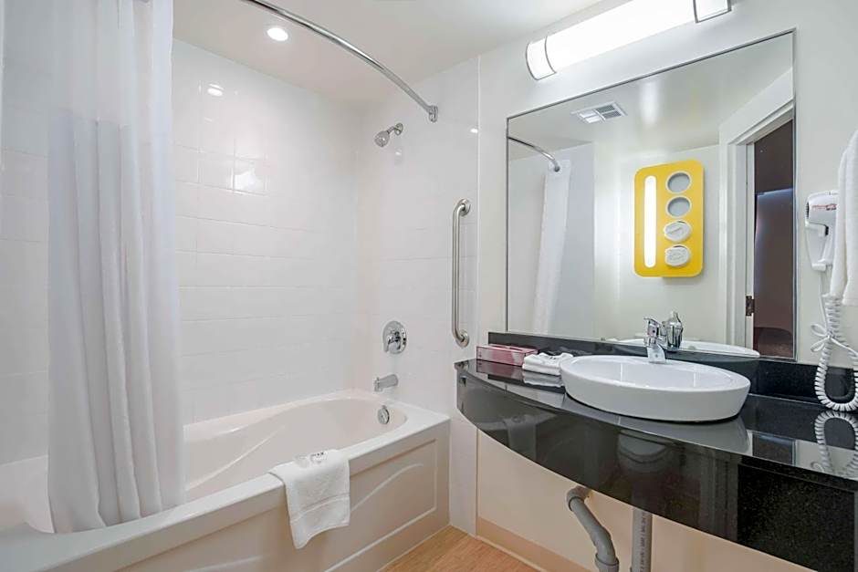 Motel 6 Kingston Ontario