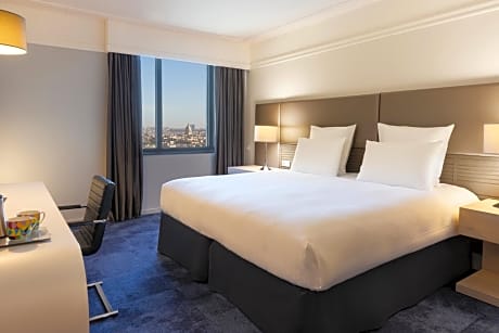 CLASSIC FAMILY ROOM, 2 adjoining bedrooms, 1 queen-size bed, 2 single beds