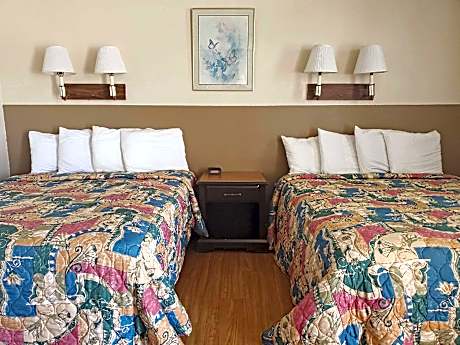 Quadruple Room with Two Queen Beds - Non Smoking/Ground floor/Pet Friendly