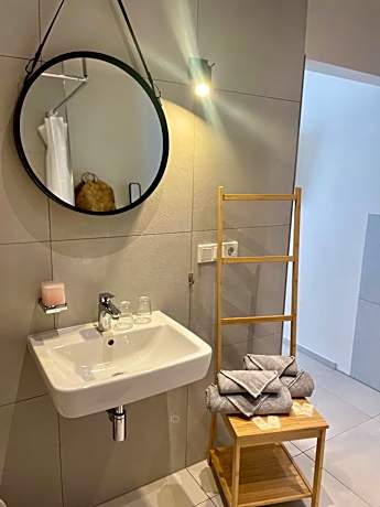 King Room with Roll-In Shower - Disability Access