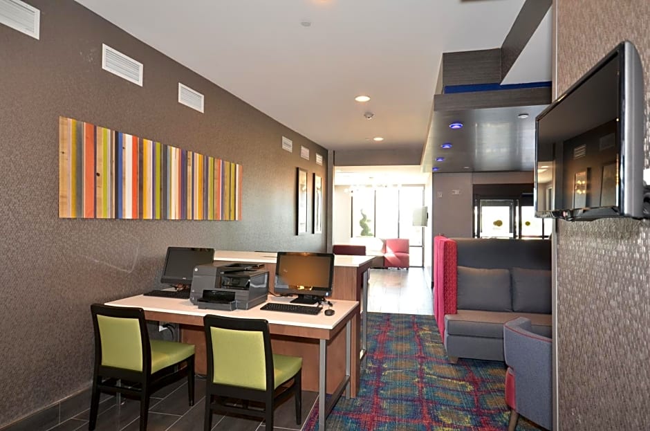 Holiday Inn Express & Suites Oklahoma City Mid - Arpt Area