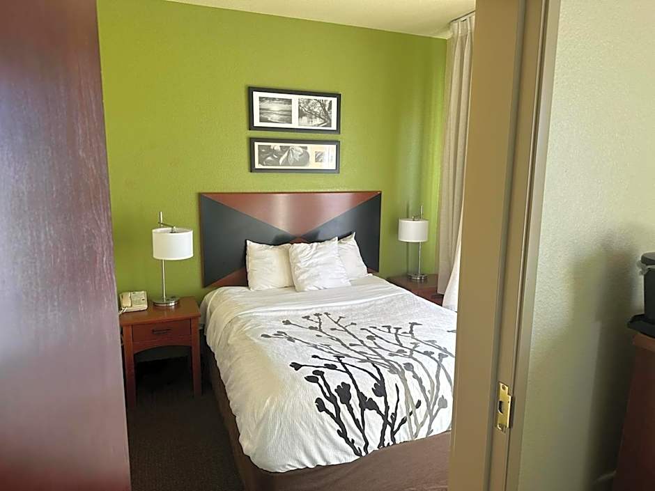 Sleep Inn And Suites At Six Flags