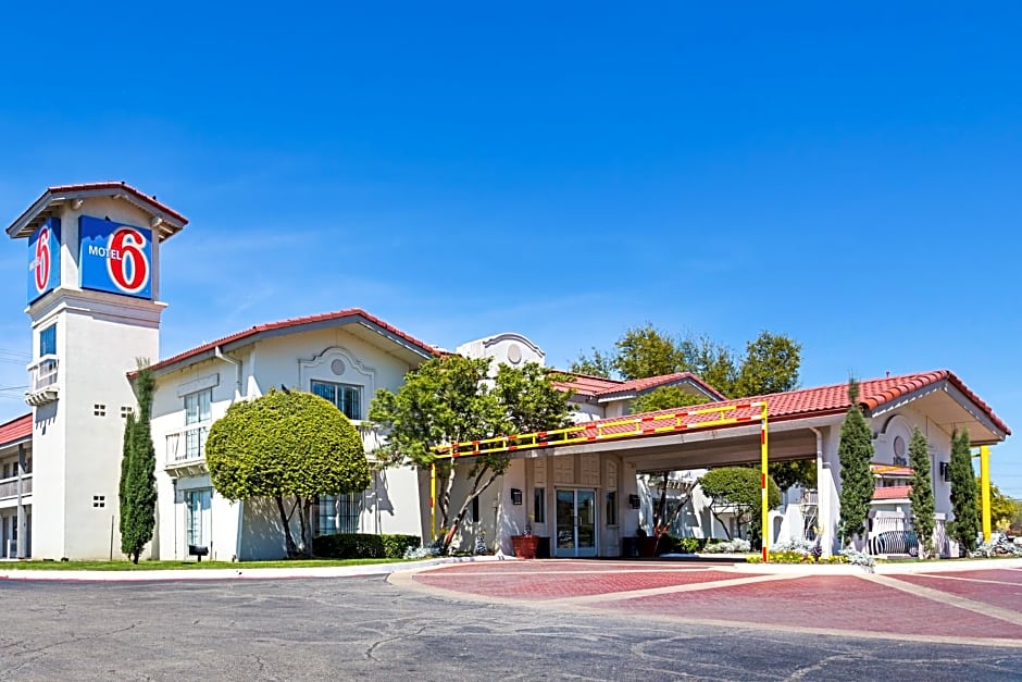 Motel 6 Dallas Market Center