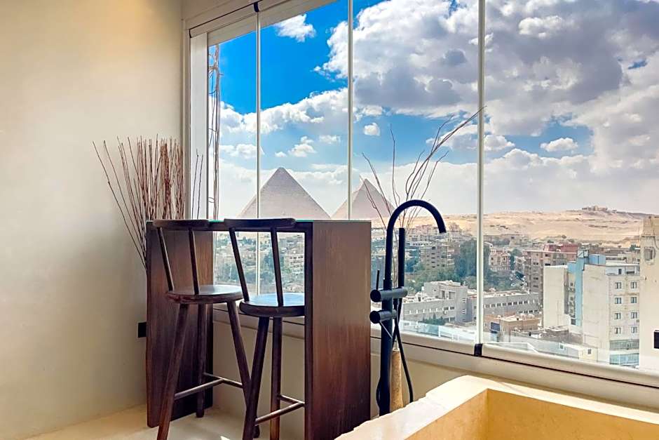 The Pyramids Horizon Studio w Bathtub