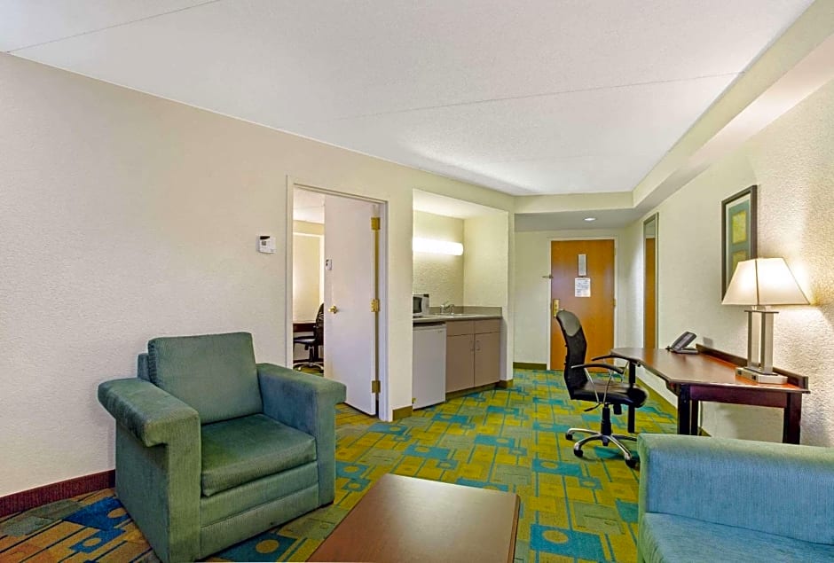 La Quinta Inn & Suites by Wyndham Boston Somerville