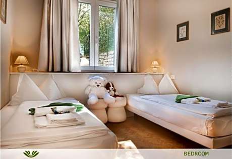 Family Room (2 Adults + 2 Children)