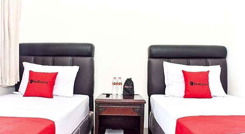 RedDoorz near Alun Alun Wonosobo