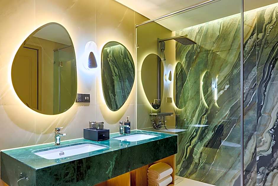 Kin Hotel Ly Tu Trong