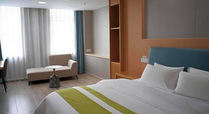 Green Tree Inn Taicang Baolong Square Hotel