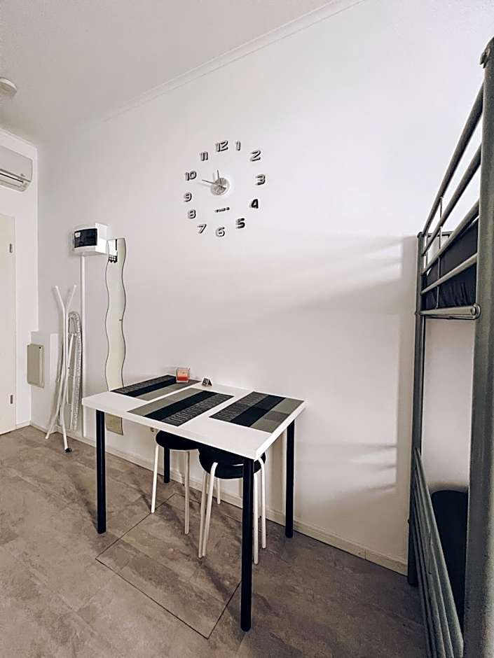 Neuwertiges Apartment mit schnellem WLAN, Glasfaser, Kostenlose Privatparkplatz auch für Transporter geeignet R11