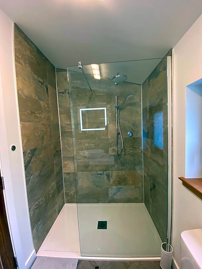 Stones Luxury B&B with hot tub and self-contained rooms