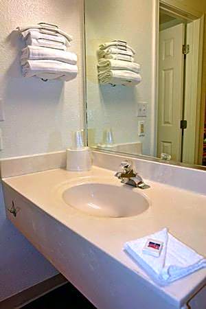 Motel 6 Portland Mall - 205