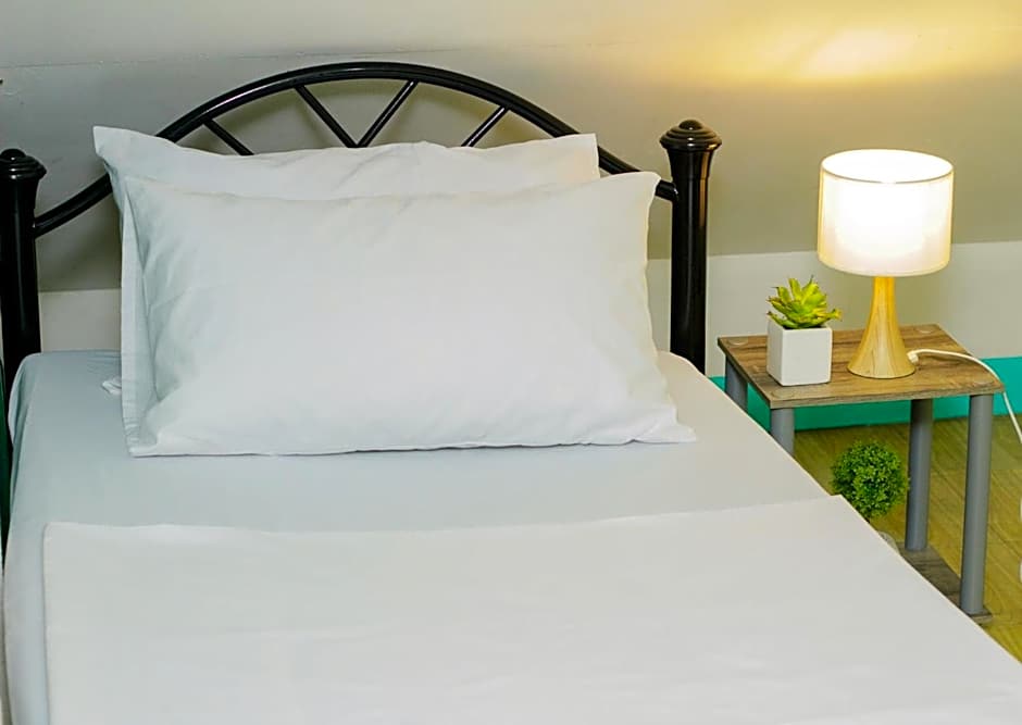 Nomads MNL Backpackers Homestay - near Airport