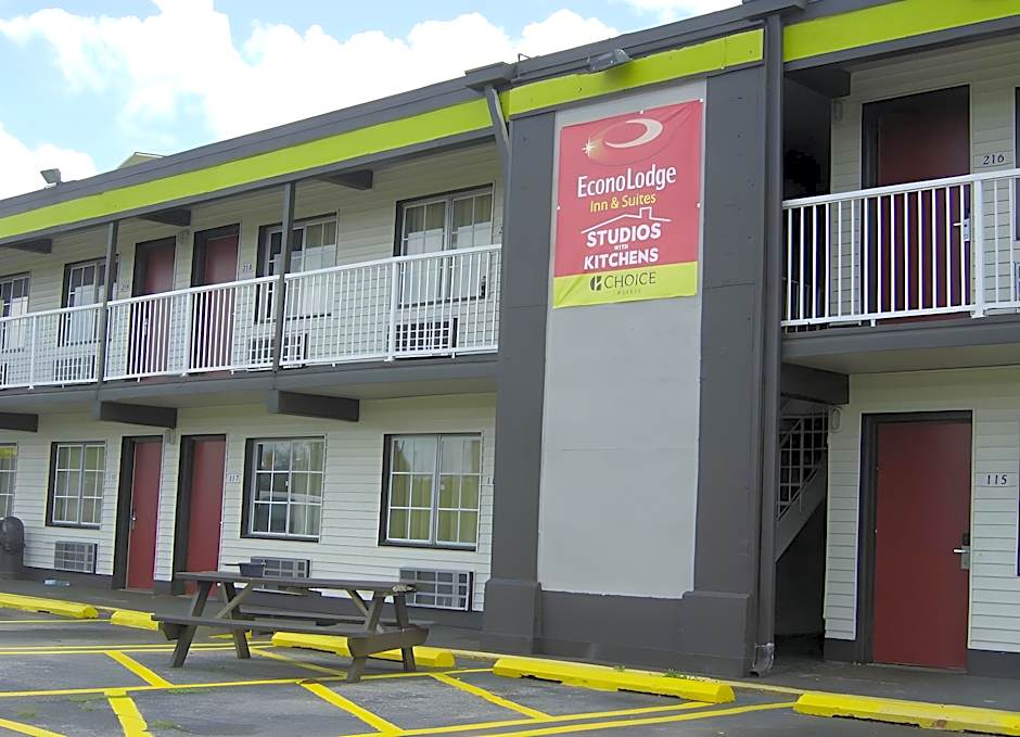 Econo Lodge Inn & Suites