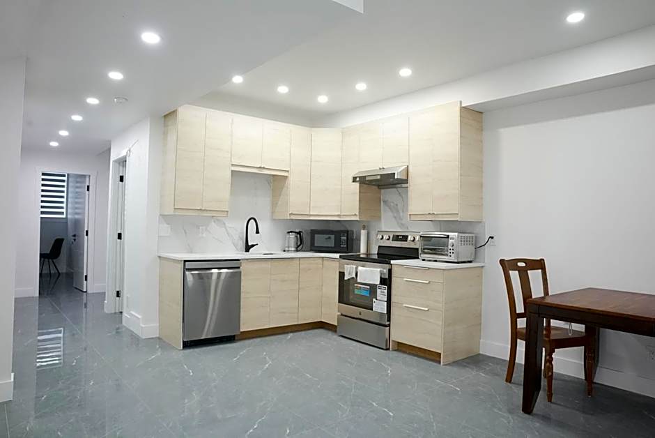 New Luxury Walkout Suite Near University-BY ROOM