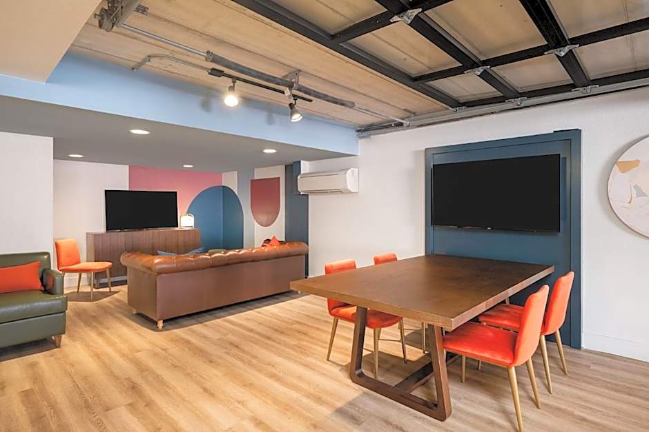voco College Station Aggieland by IHG